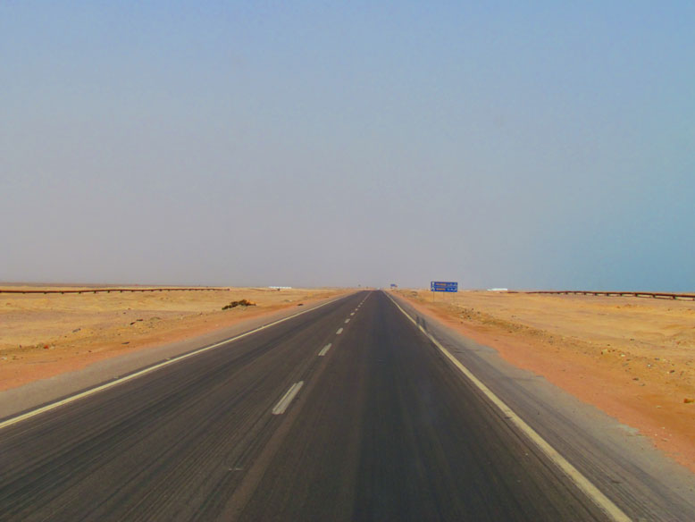 la nueva carretera que bordea el mar rojo